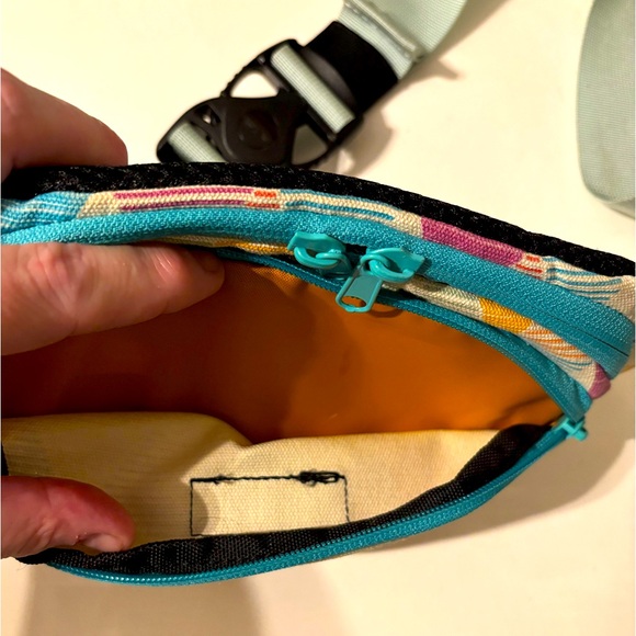 Kavu canvas spectator trislice fanny pack, 2 pockets double zipper. - Picture 5 of 7